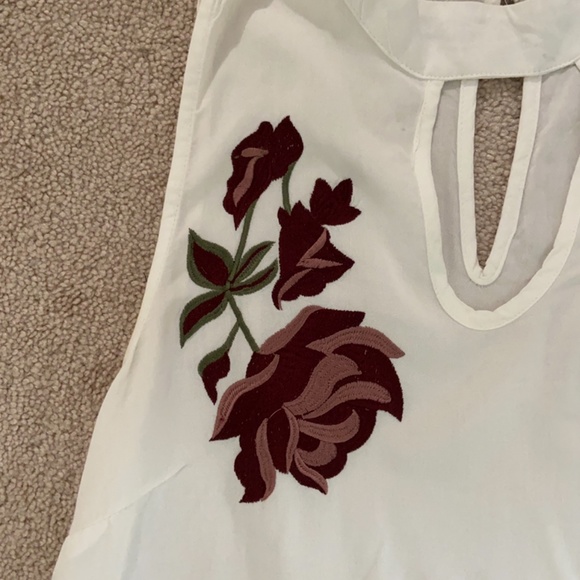 White Roses Keyhole Blouse - Picture 6 of 6